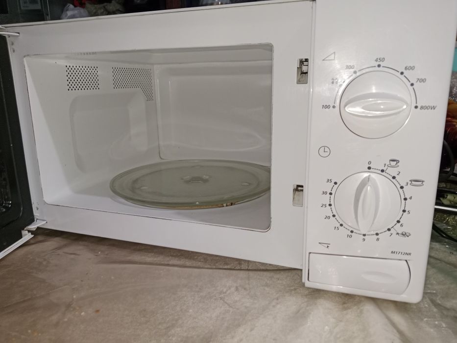 Передаётся микроволновка хорошо работает 1 месяцев гарантия есть