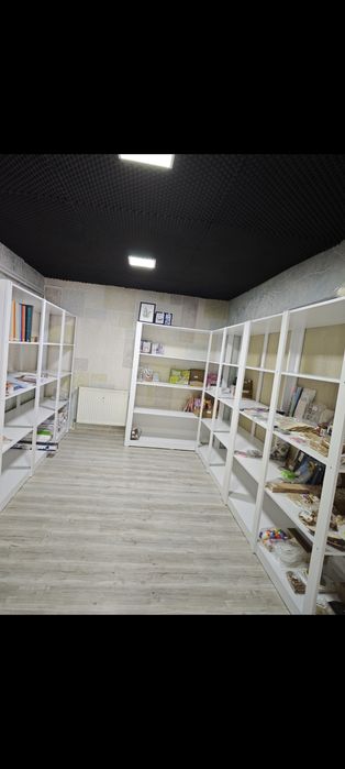 Rafturi magazin, aproape noi, impecabile