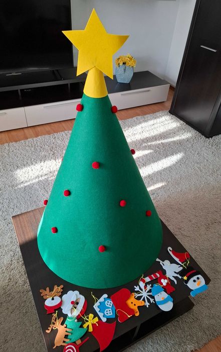 Bradut decorativ de craciun din fetru cu ornamente