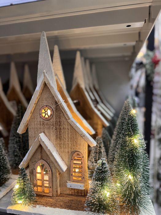 Decoratiune de Crăciun – Căsuță din lemn cu lumini LED, stil premium
