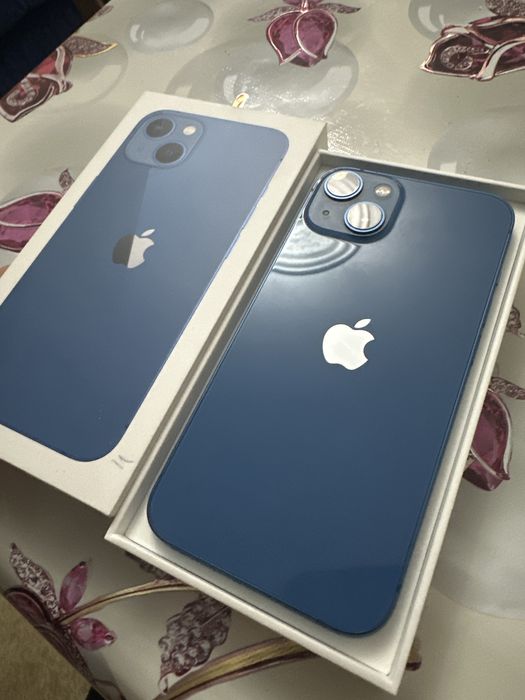 Айфон 13 синий.