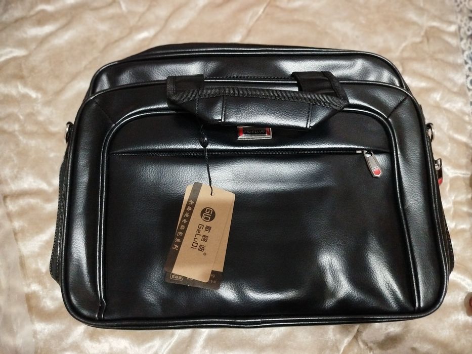 Мужские черные сумки от бренда Geludi.