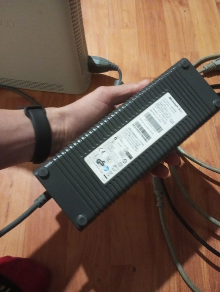 Vând Xbox 360 funcționabil 60gb fără probleme