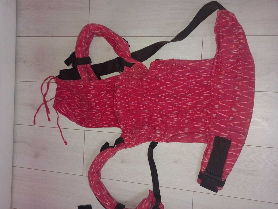 Ергономична червена раница за бебеносене на easyfeel