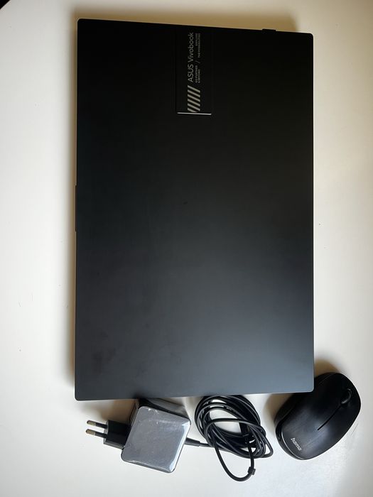 Vând laptop ASUS. În garantie! Cadoua masuta de laptop!
