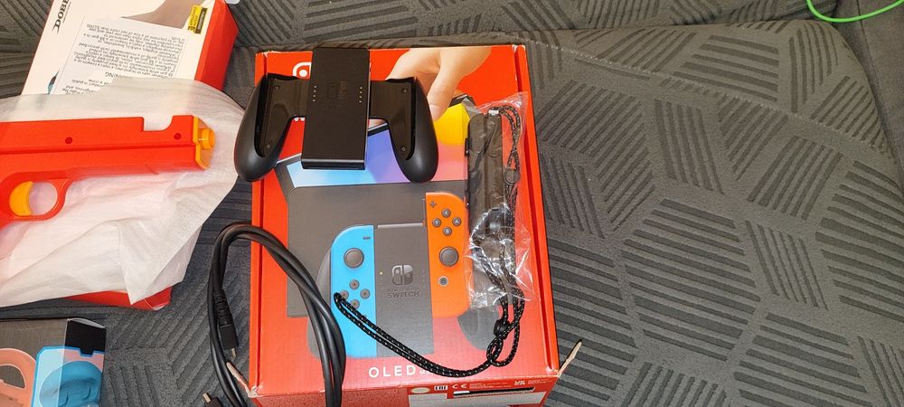Nintendo Switch OLED – пълен комплект + аксесоари! Идеален за Коледа
