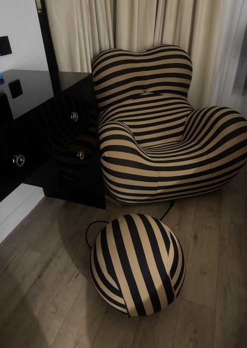 Vand Fotoliu cu dungi si bila stil minimalist