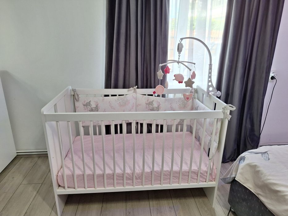 Pat din lemn alb pentru bebe