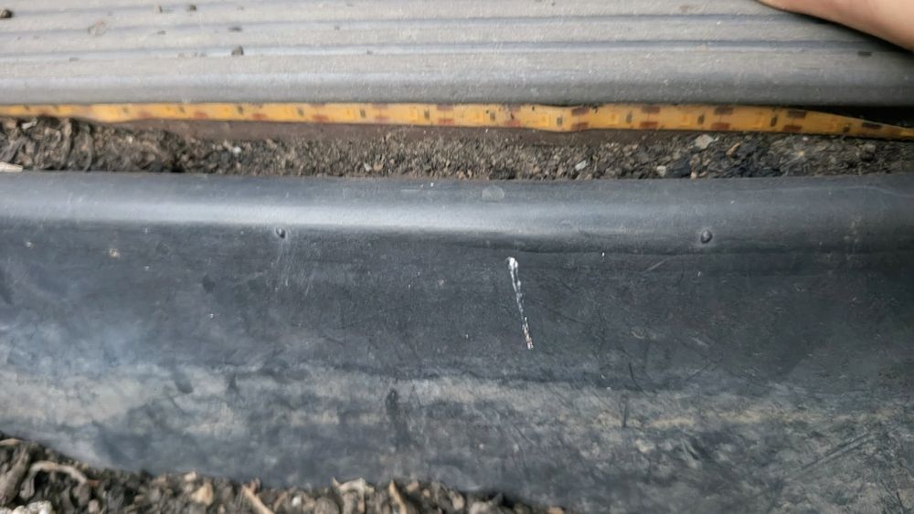 Garaj robot tuns iarba