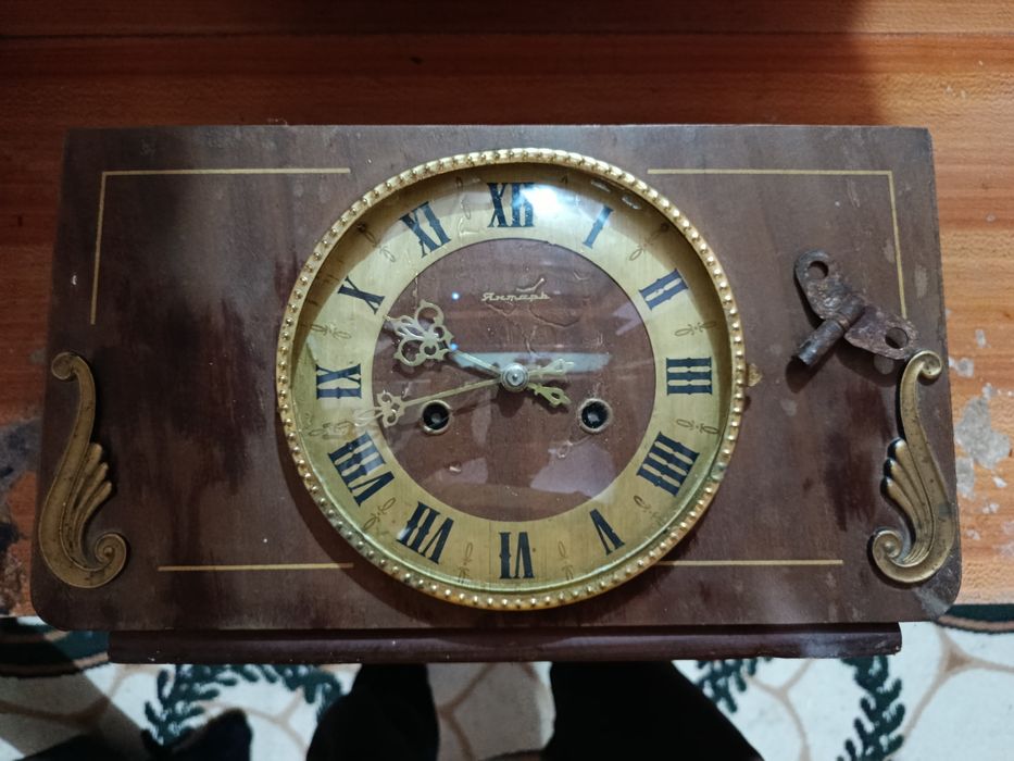 Антикварные часы работает