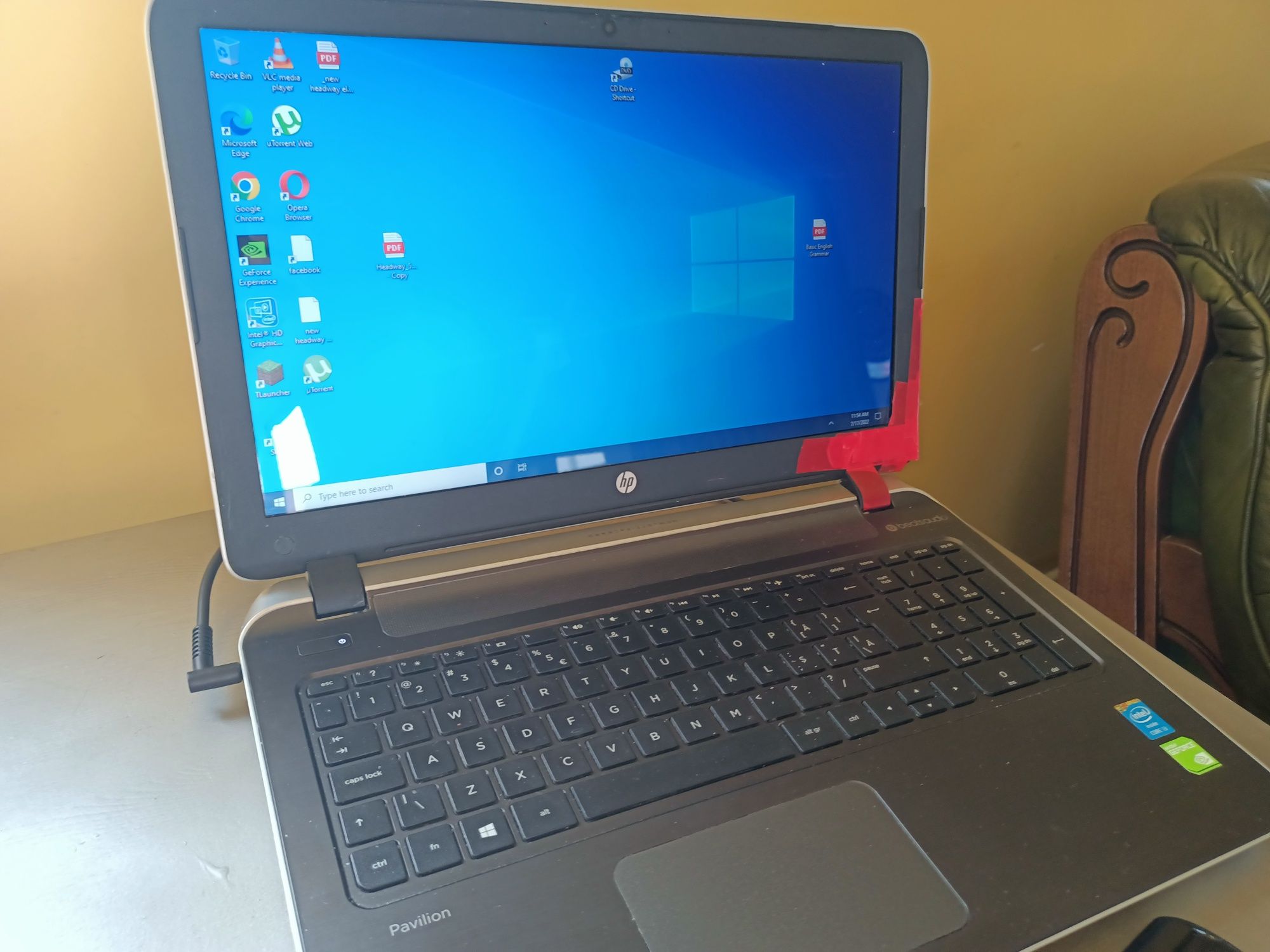 Laptop hp cu procesor intel i3-4030U cu Windows instalat