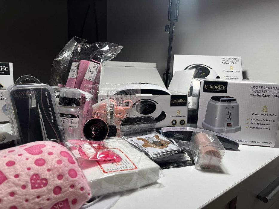 Vând set complet pentru realizarea manichiurii cu gel