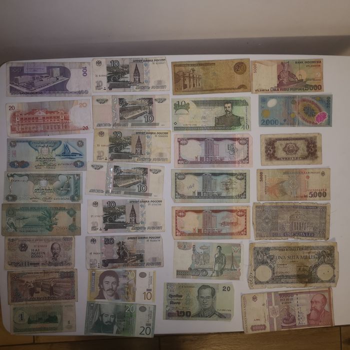 Lot 80 de bacnote din toata lumea inclusiv cateva Romanesti