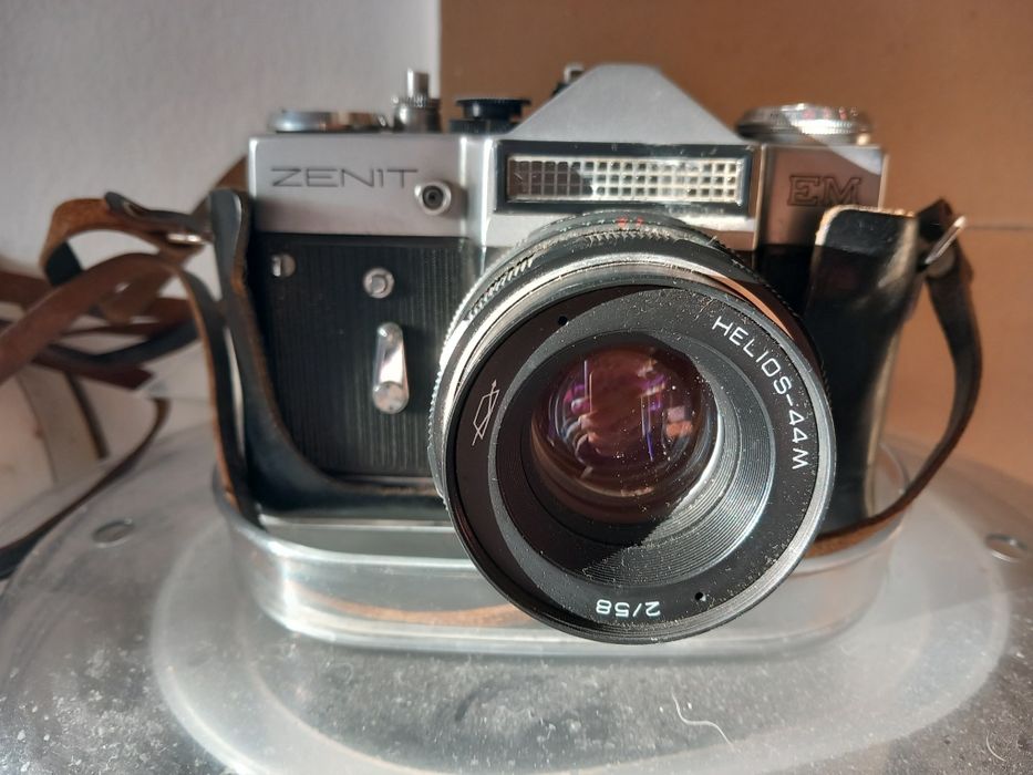 Фотоапарат Zenit EM c обектив Helios 44 M и фотоапарат Киев с Юпитер 8
