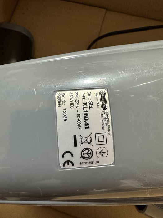 Aspirator vertical cu fir delonghi XL160.41