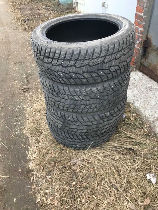 Зимняя шипованная шина с липучкой.Размеры 18/45/235