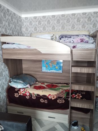 Двухъярусная детская кровать,с матрасами