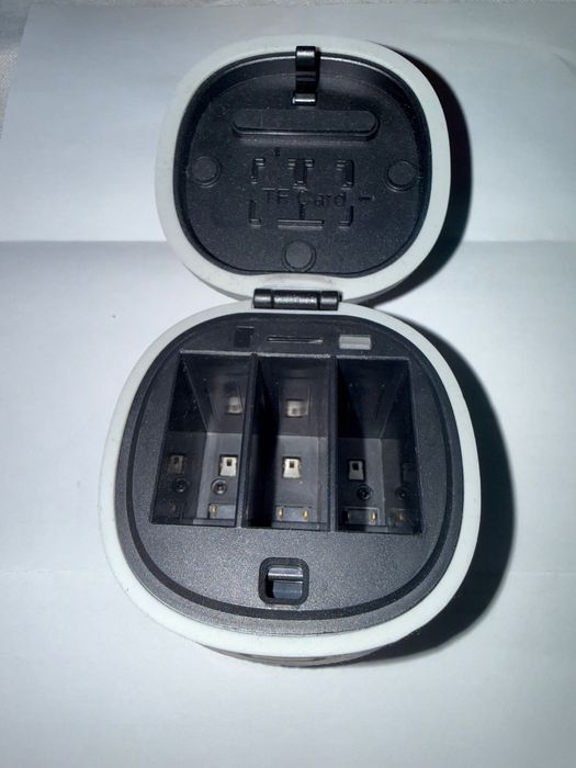 GoPro 12 с 3 батерии , зарядно и аксесоари