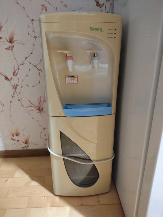 продается кулер (диспенсер) для воды