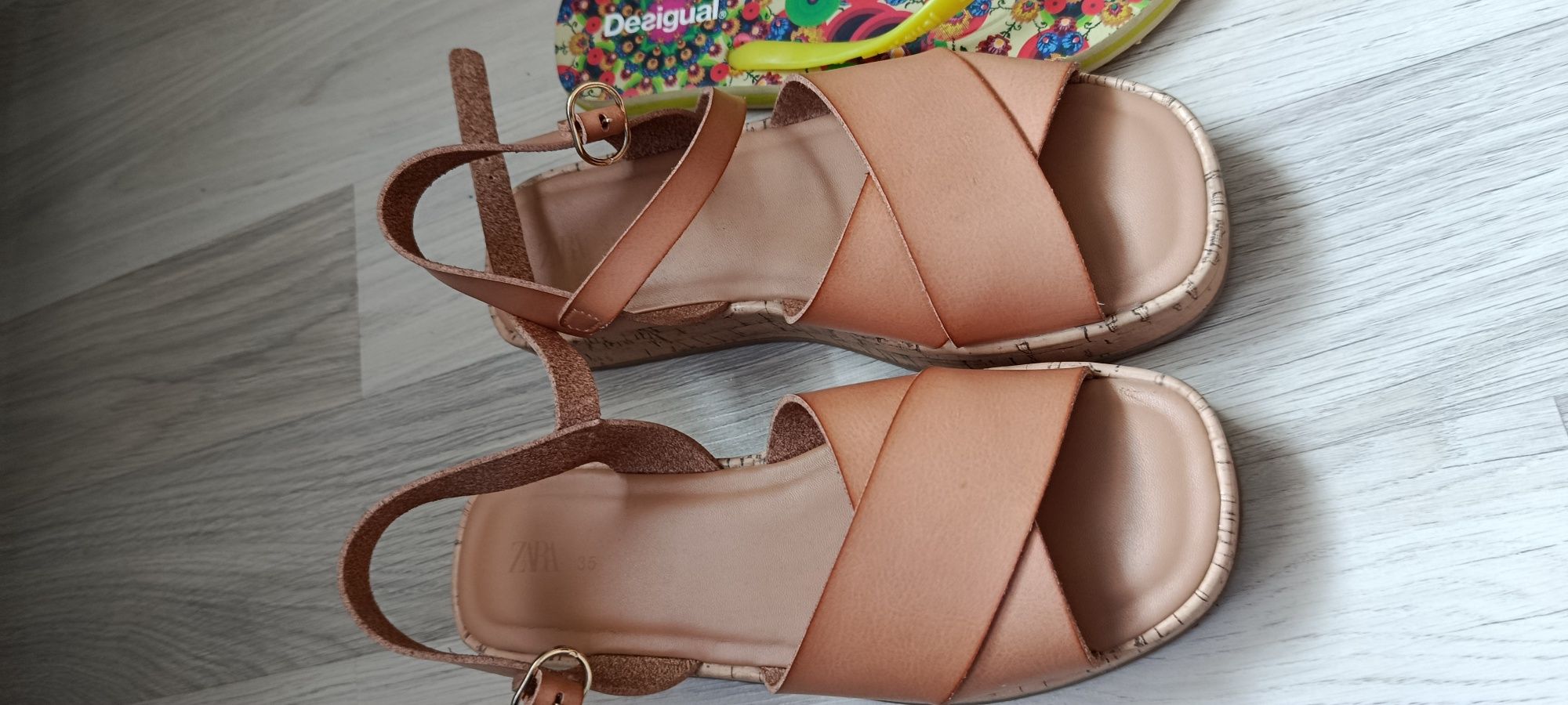 Vând sandale Zara măsură 35+slapi Desigual