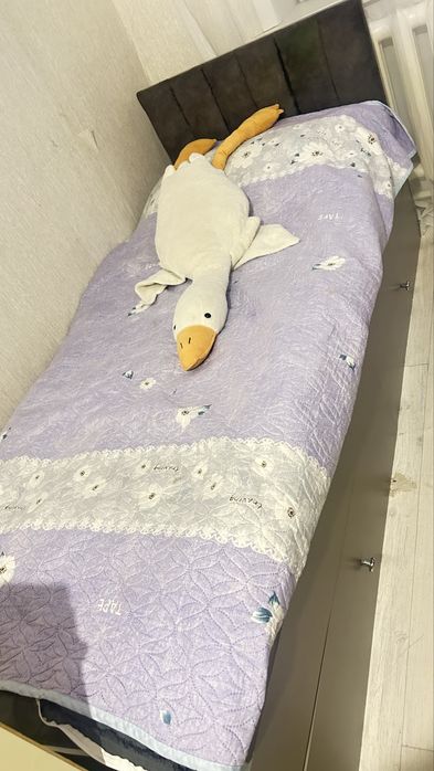 Продам кровать с матрасом. Матрас 190/80. выдвижные полки