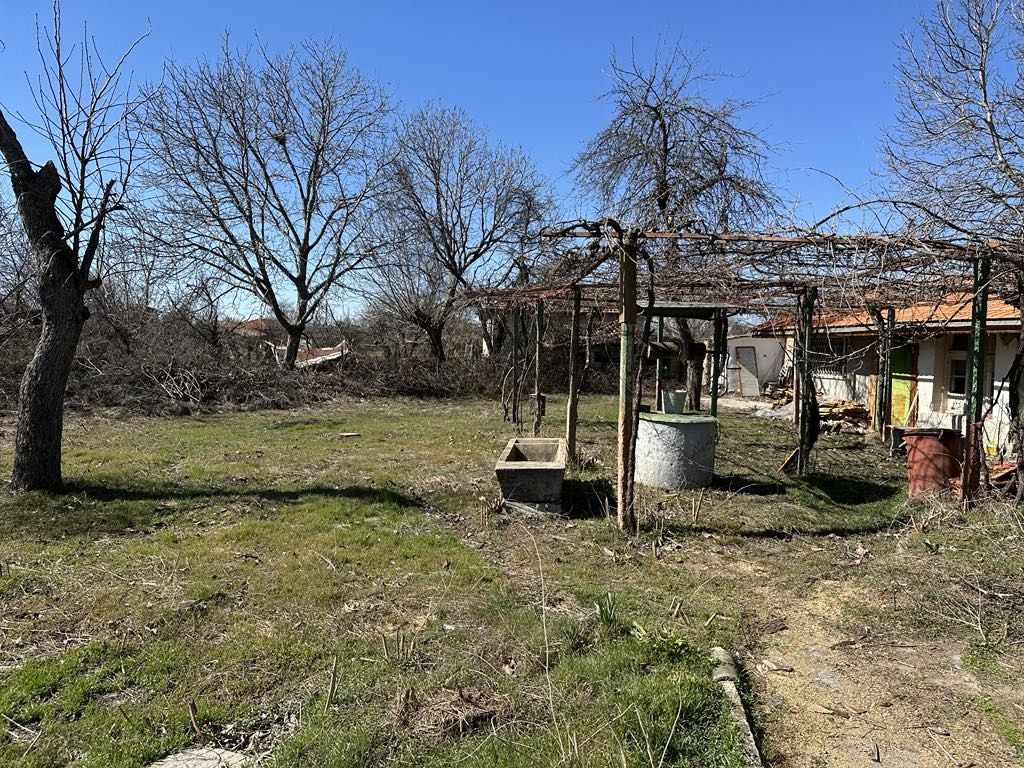 Къща в село Сухозем с двор и гараж