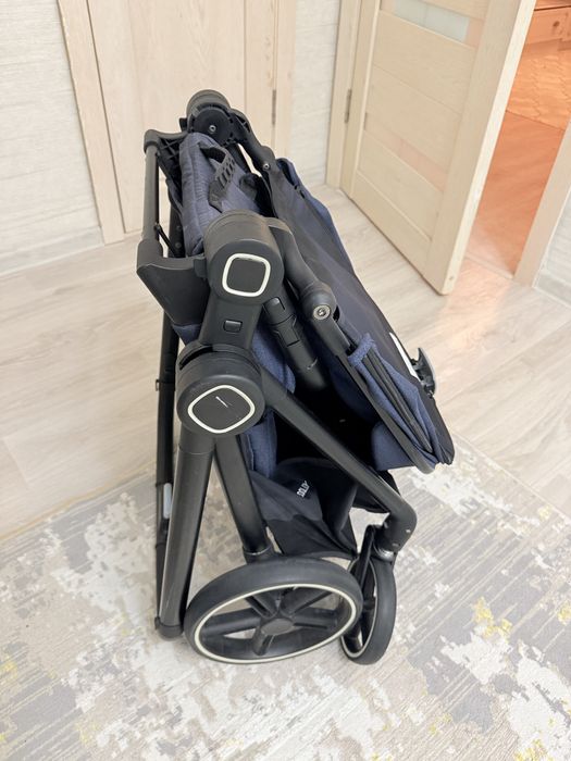 Детская коляска меневранная