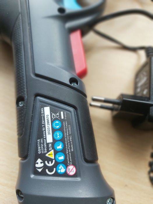 Foarfecă  cu acumulator și încărcător 7,2 V