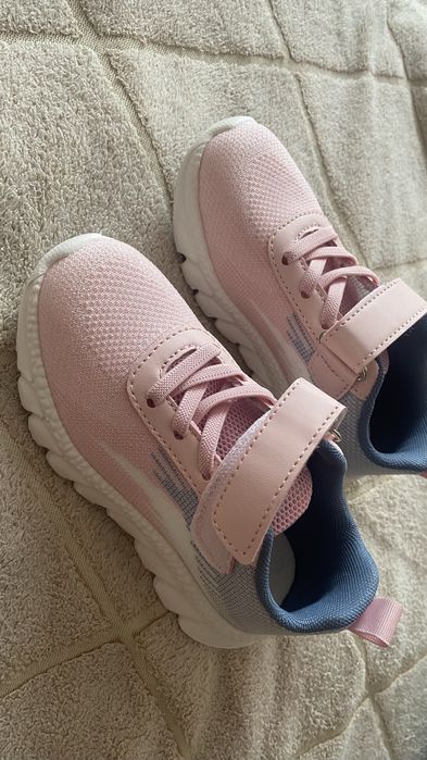 Новые кроссовки на девочку