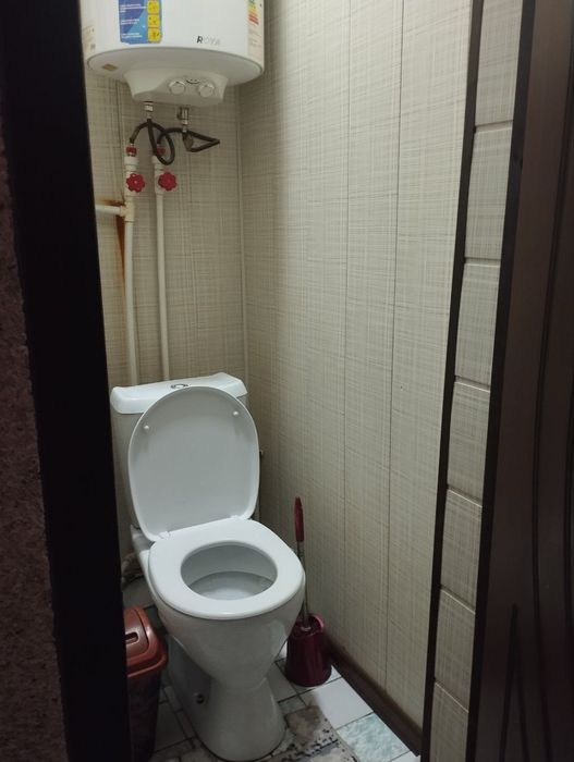 Продаётся 2х ком кв в чирчике 1 мкн 77 серия дом кирпичный 2 этаж