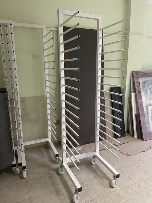 Метални стелажи на колела