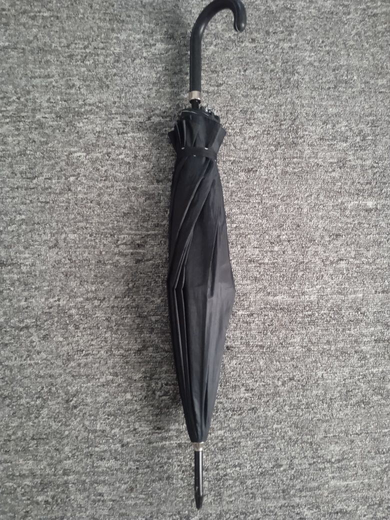Чёрный красивый зонт