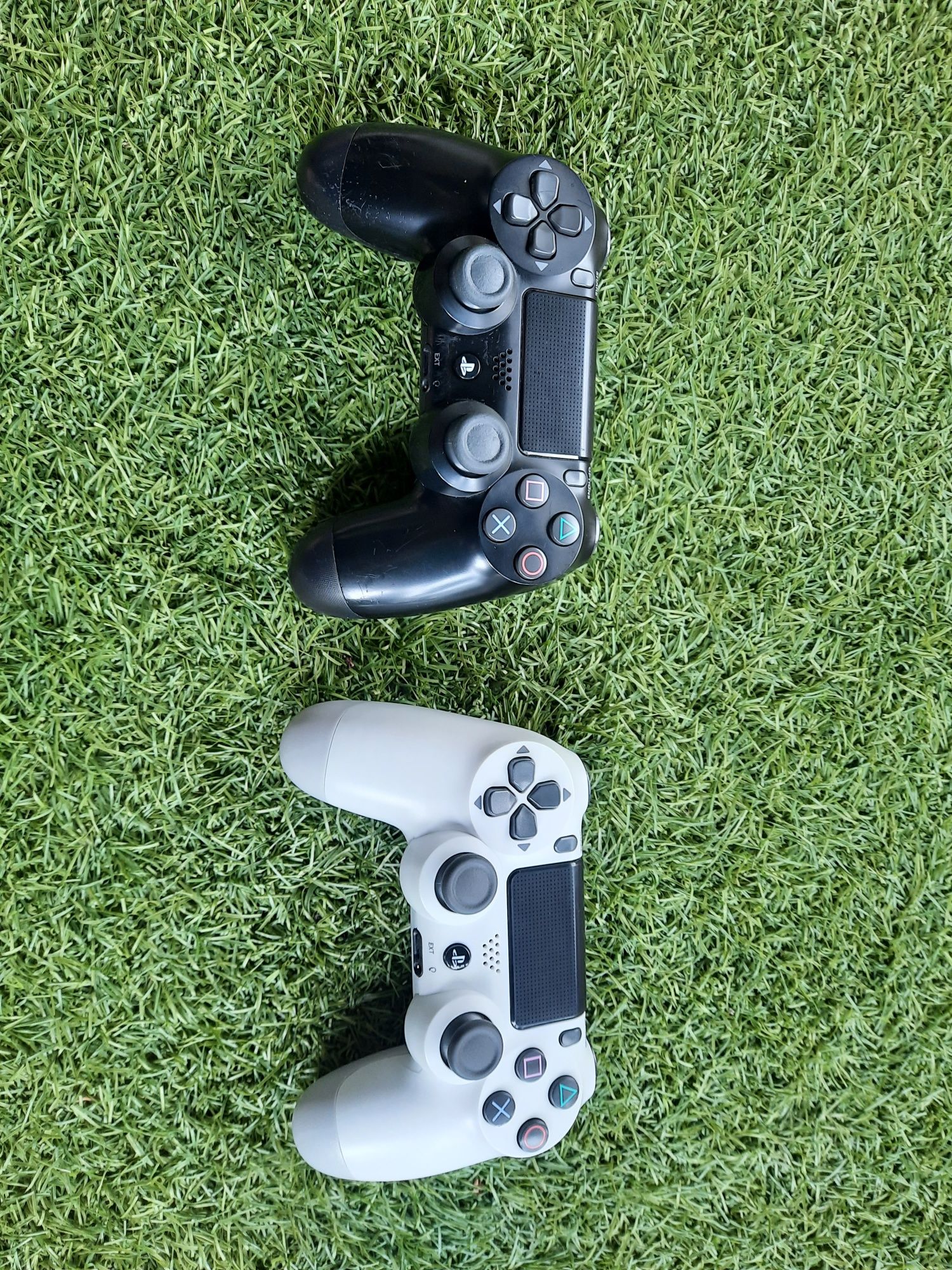 Consola Play Station 4 [PS4] slim cu două controlere