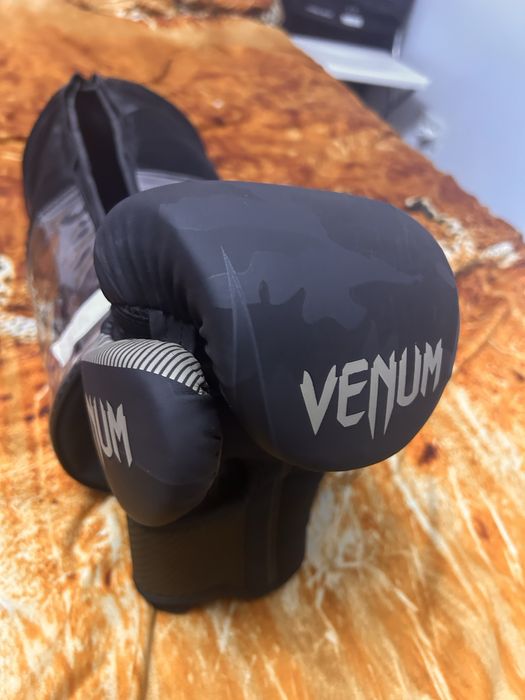 Manusi Venum pentru box/kickboxing