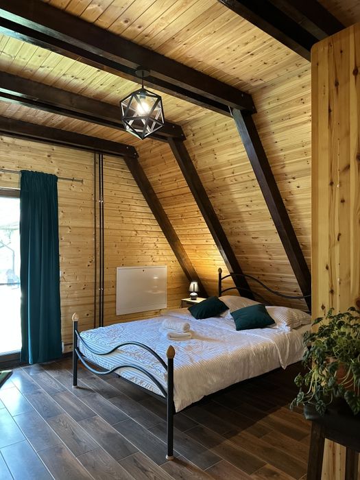 Vând 2 paturi si o masă