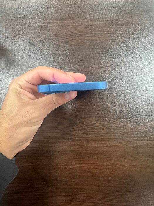 iPhone 13 - 128gb с кутия и подарък 10 кейса