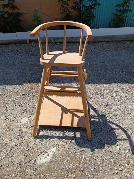 Деревянный детский столик