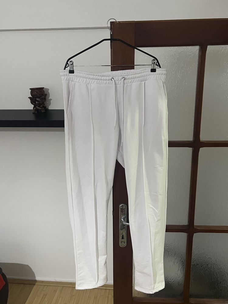Pantaloni flared, alb simplu, cu design in dungi, Impecabil !