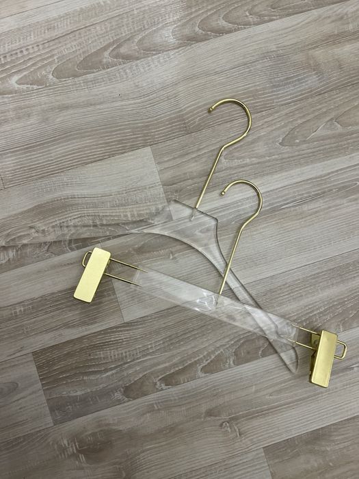 Вешалки для вещей в магазин