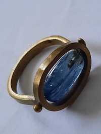 inel vechi cu piatra albastra