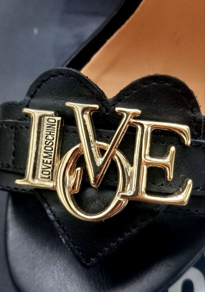 Уникални обувки Love Moschino
