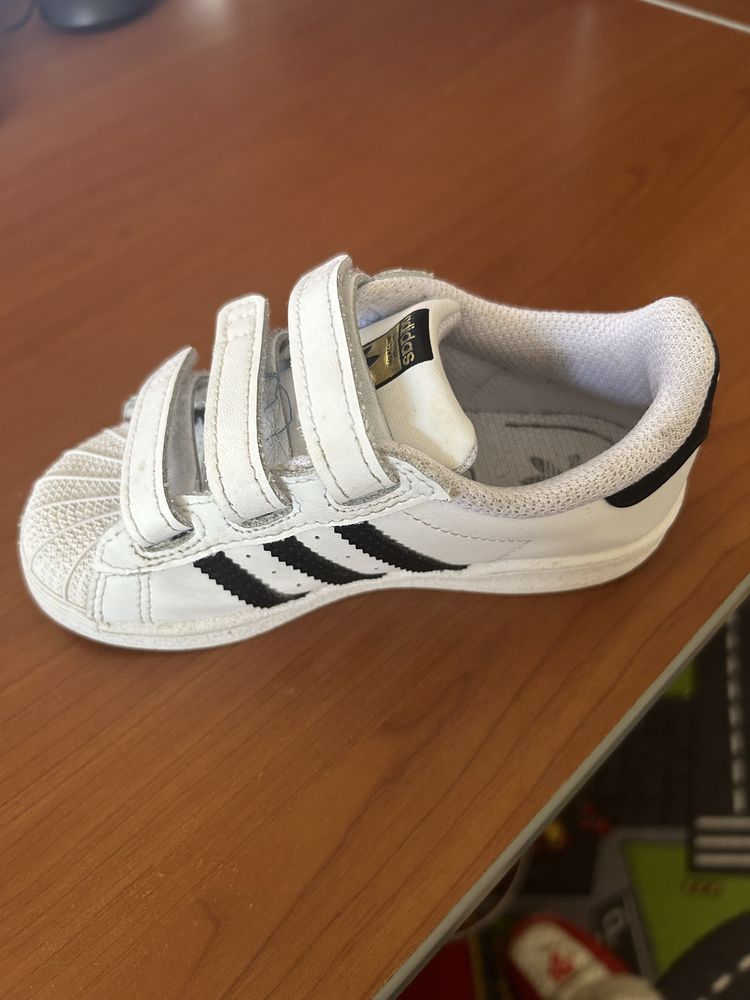 Vand adidas superstar marimea 26