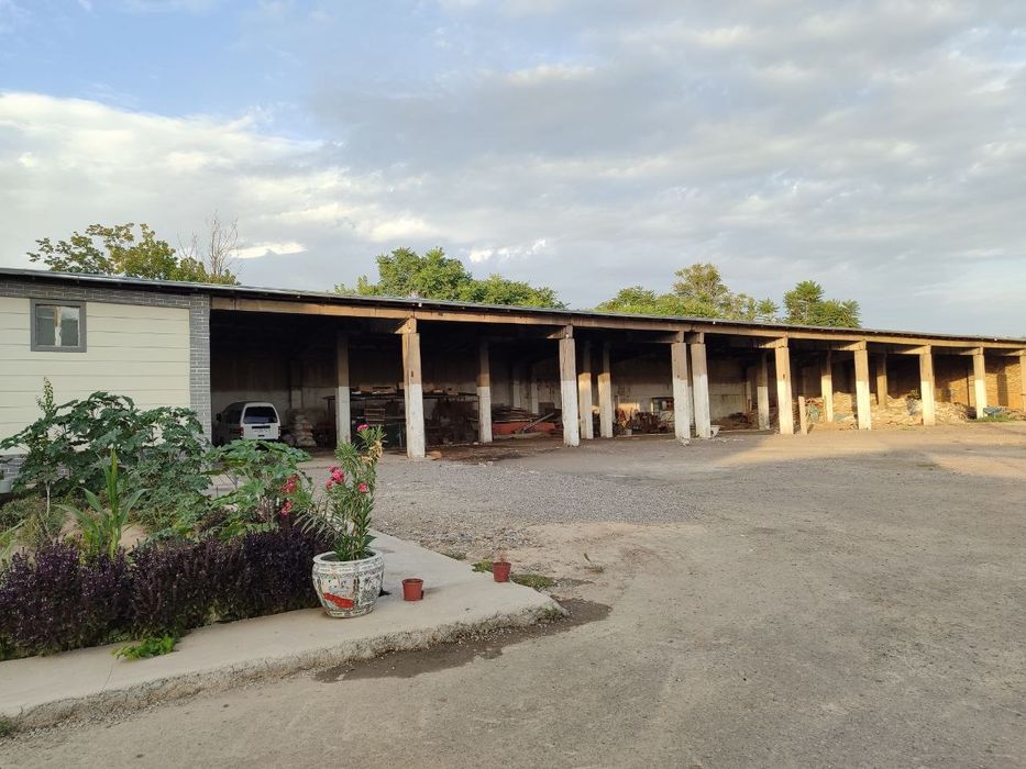 Noturar bino sotiladi