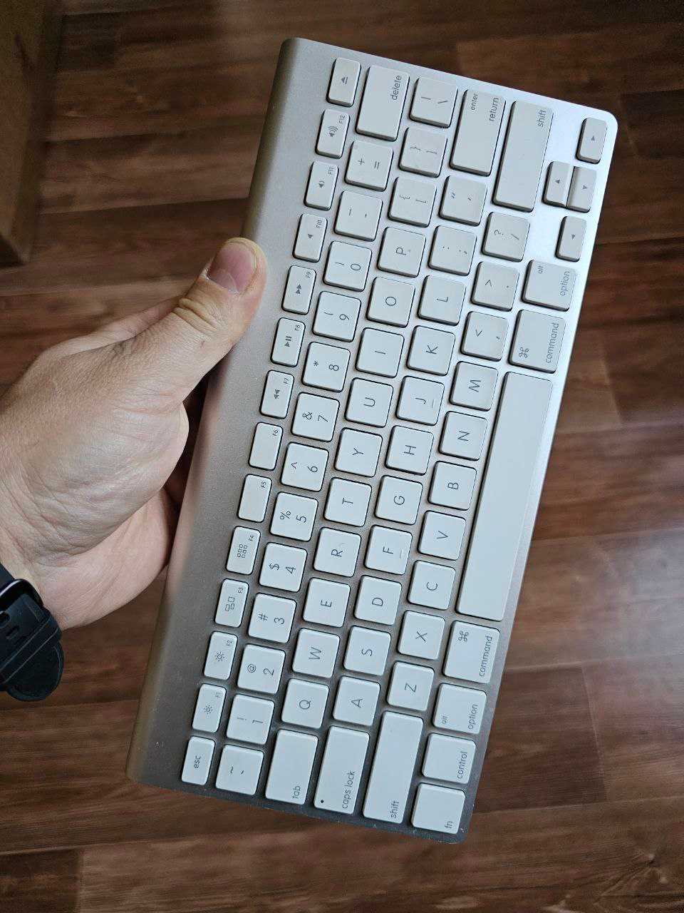 Беспроводная клавиатура Apple MC184LL/B