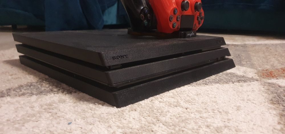 Vând PS4 PRO 1T  în stare impecabila plus jocuri.