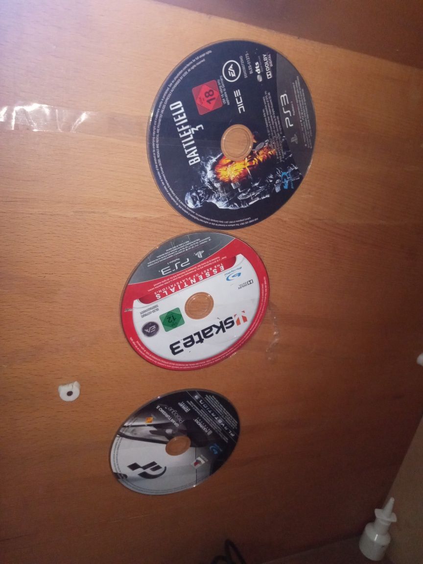 Vind PlayStation 3 urgent totul în regulă +o manete gratis 5 sidiuri .