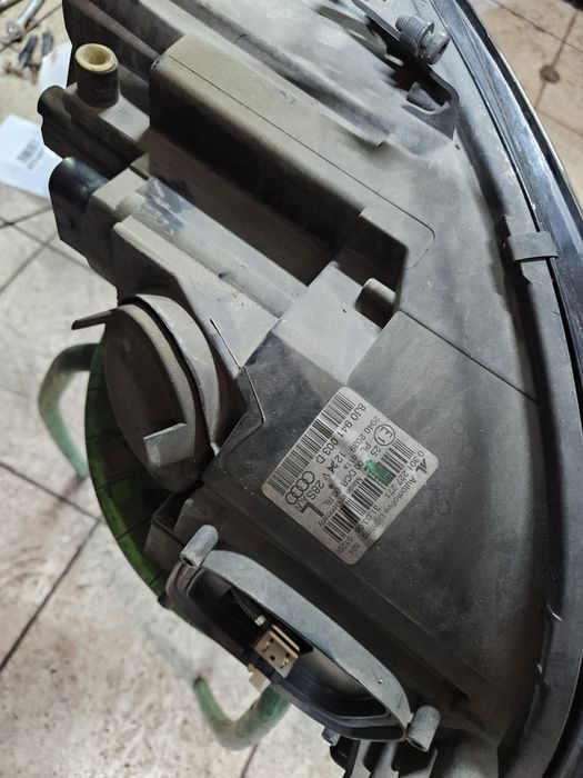 Set faruri originale bixenon audi tt mk2 8J coduri :  8J0941004D 8J094