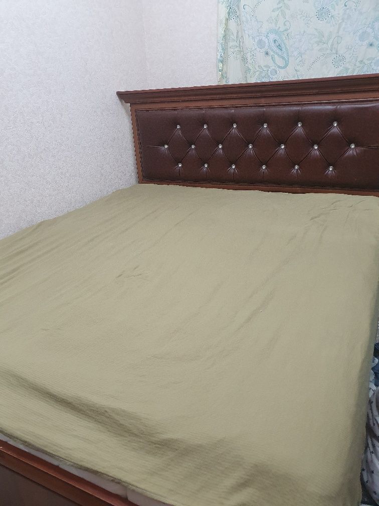 Srochna spalni garnitur sotiladi