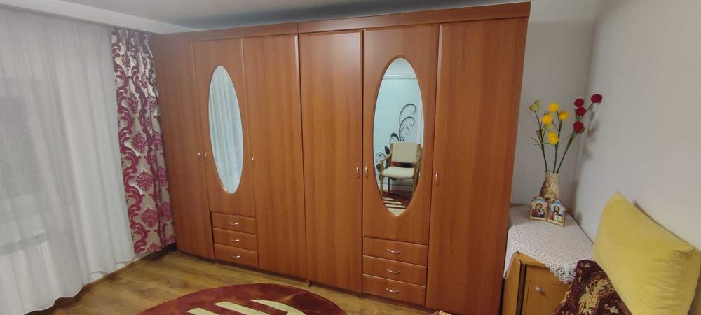 vand 2 dulapuri, masa extensibila, comoda si masuta