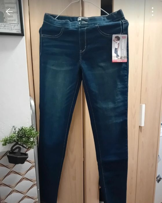 Blugi noi cu eticheta marimea s